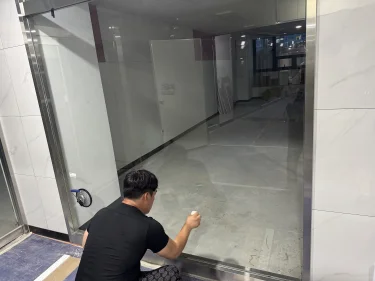 8미리 강화유리 상가 내부 강화유리 기스로 인해 교체건입니다